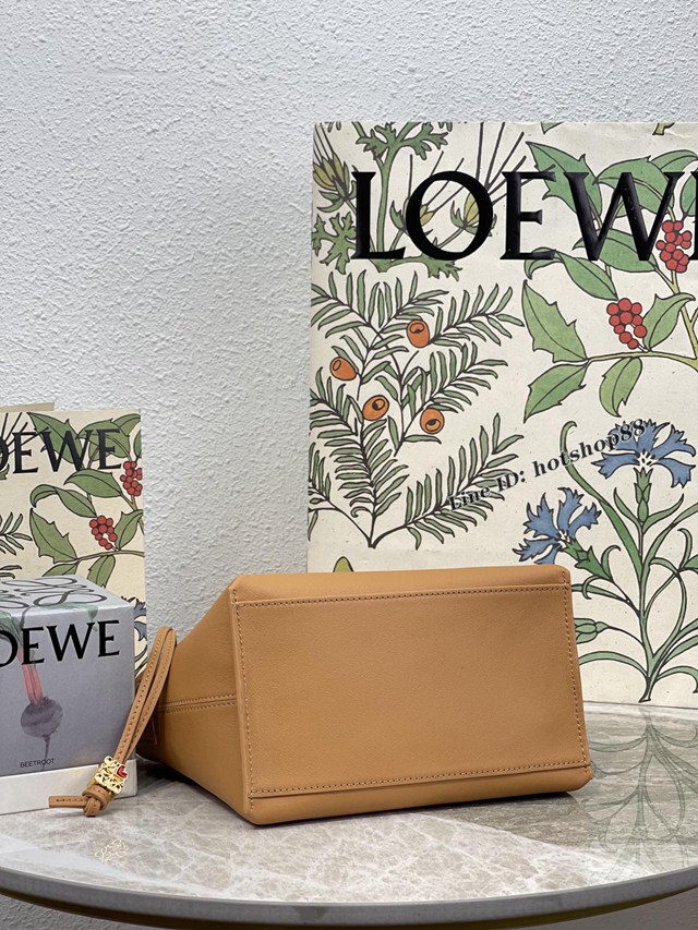 Loewe專櫃2022全新cubi全皮飯盒包 羅意威納帕牛皮便當包腋下包 型號10233 lyw1137